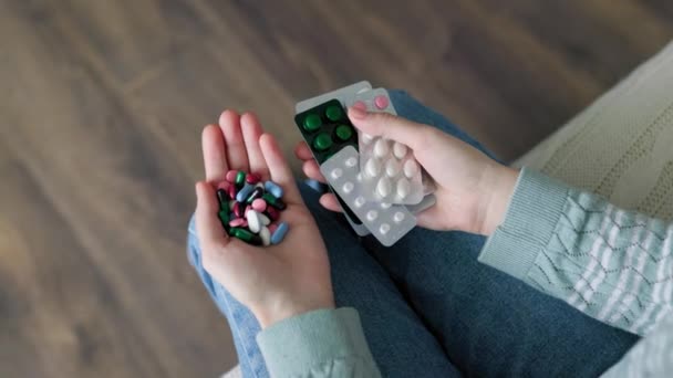 Вид Сверху Неузнаваемые Руки Заполненные Различными Лекарствами Таблетками Пакетами Понятие — стоковое видео