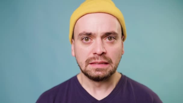 Sarı Şapkalı Kızgın Sinirli Genç Adam Kameraya Bakıp Çığlık Atıyor — Stok video