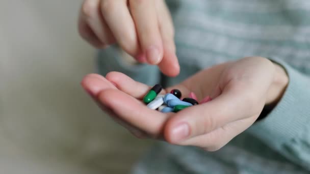 Välvårdad Kvinnlig Hand Oigenkännlig Försiktigt Håller Handfull Tabletter Olika Färger — Stockvideo