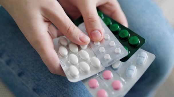 Unrecognizable Sick Person Holds His Hands Many Blisters Pills Close — Vídeo de stock