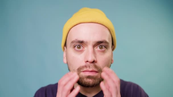 Hombre Temeroso Confundido Sorprendió Mirando Cámara Con Las Manos Cara — Vídeos de Stock
