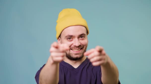 Guy Confident Expression Pointing Camera His Finger While Studio Shot — Αρχείο Βίντεο