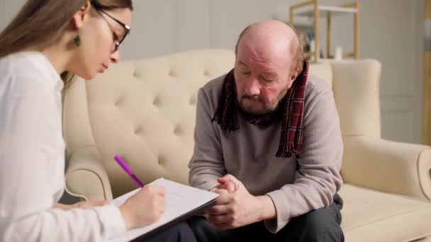 Пожилой Человек Находит Утешение Компании Воспитательной Женщины Психолога Вступают Беседу — стоковое видео