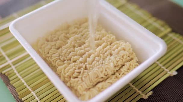 Instant Noodles Process Being Prepared Scenes Look Preparation Popular Junk — Αρχείο Βίντεο