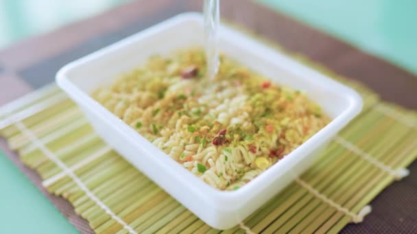 Close Shot Pouring Hot Water Bowl Instant Noodles Showing Raw — Vídeo de Stock