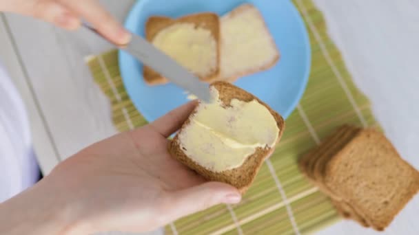 Persons Hands Delicately Spreading Butter Piece Freshly Sliced Bread Promoting — Vídeo de stock