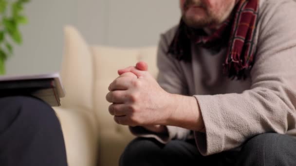 Close Hands Psychiatrist While Elderly Old Patient Counseling Mentally Doctor — Vídeo de Stock