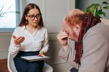 Not alan ve psikoterapi seansında kıdemli bir hastayı dinleyen psikolog terapi seansında kadın psikolog, zor bir problem, endişeli bir son sınıf öğrencisi, stresli bir endişeli.,