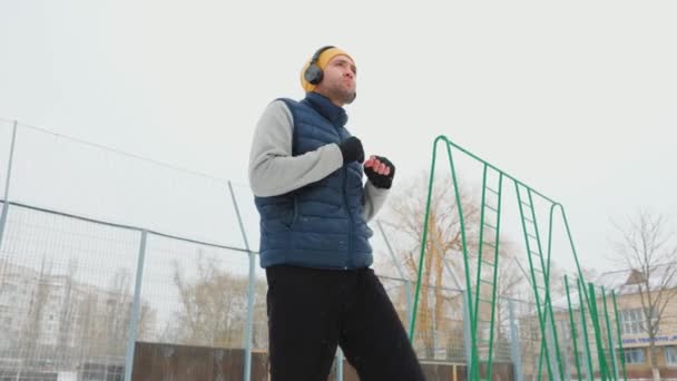 Man His 30S Showcases His Athletic Abilities Wintertime Performing Gymnastics — Vídeo de stock
