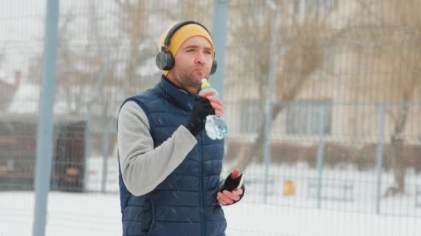 Runner Young Athletic Man Takes Break His Wintertime Run Rehydrate — Vídeos de Stock