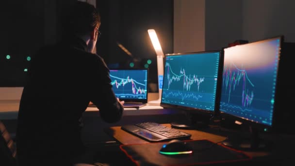 Trading Men Male Guy Analyzing Financial Data Computer Monitor Night — Vídeo de stock