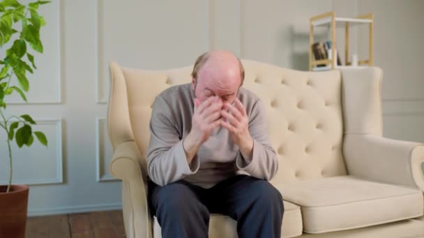 Элегантный Уважаемый Пожилой Человек Сидит Удобном Кресле Своей Роскошной Гостиной — стоковое видео