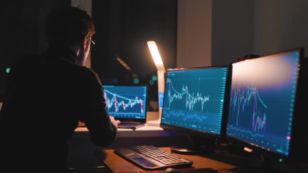 Financial Forecast Male Trader Working Diligently Laptop Utilizing Charts Graphs — Stockvideo
