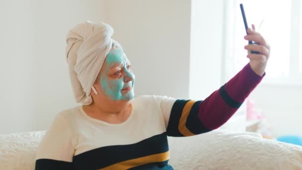 Real Women Relax Recharge Seniors Skincare Selfie Uma Mulher Idosa — Vídeo de Stock