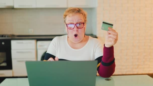 Szczęśliwa Seniorka Śmiejąca Się Zakupów Laptopie Używająca Karty Kredytowej Bezproblemowego — Wideo stockowe