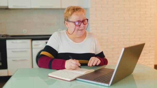 Learning Home Overweight Senior Woman Pictured Using Her Laptop Complete — Stockvideo