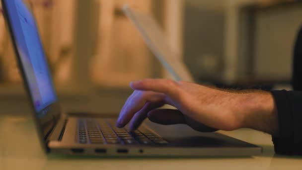 Intense Close Brokers Hands Laptop Keyboard Home Nighttime Analyze Market — 图库视频影像
