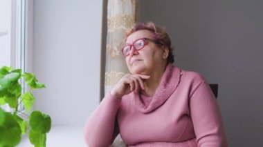 Aşırı kilolu yaşlı bir kadının güzel portresi, evde son sınıf öğrencisi, özgün güzelliğini ve benzersiz karakterini gösteren samimi bir portrede yakalandı..