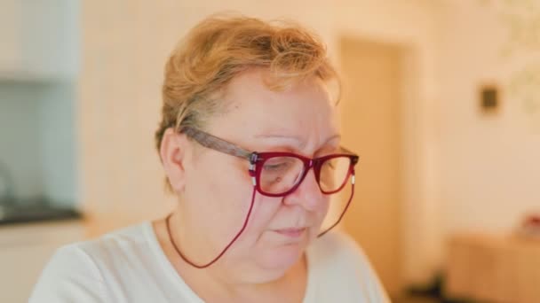 Μια Ηλικιωμένη Γυναίκα Υπέρβαρη Και Όμορφη Που Φοράει Γυαλιά Κοντινό — Αρχείο Βίντεο