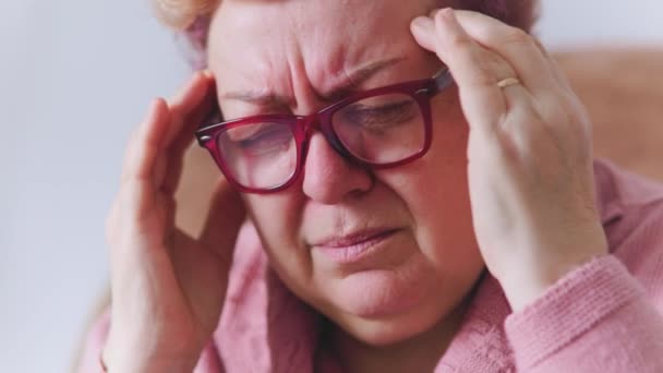 Starsza Kobieta Zmaga Się Silnym Bólem Głowy Ręce Głowie Siedząc — Wideo stockowe