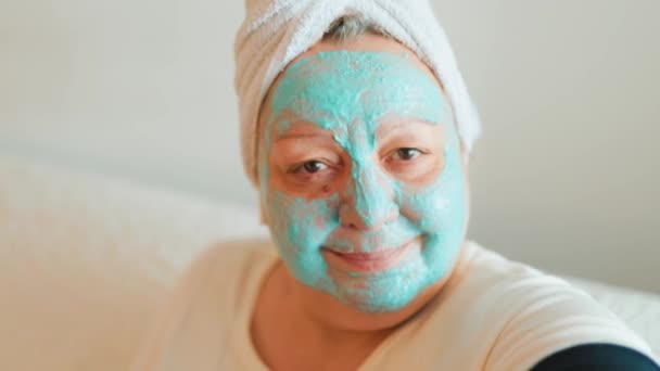 Entertainment Enjoyment Skincare Mask Selfie Female Enjoying Life Taking Funny — Stockvideo