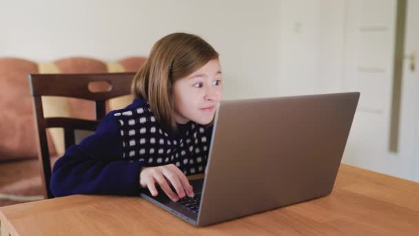Ekscytujący Gracz Dziecięcy Grający Jej Laptopie Domu Odkrywający Nowy Wirtualny — Wideo stockowe