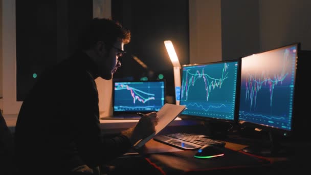 Investment Analysis Nightlight Serious Looking Guy His Home Office Studying — Stok video
