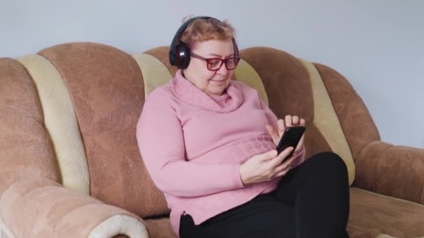Elderly Woman Sitting Comfortably Her Sofa Listening Her Favorite Tunes — Wideo stockowe