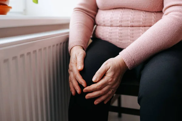 Nahaufnahme Stärke Leiden Eine Ältere Frau Kämpft Hause Mit Beinschmerzen — Stockfoto