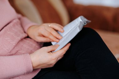 Üst Düzey Eller Evde Öğrenme ve Zevk Alma Kitabı Tutuyor, Tanınmayan Ellerin Yakın Çekimi Yoğun Okuma Edebiyatı