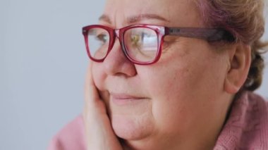Yakın plan, Yaşlılar Evde Doğal Portre, yaşlı bir kadının portresi, yaşlanmanın ve kilolu olmanın zorluklarına rağmen kendine güven ve güzellik yayıyor..