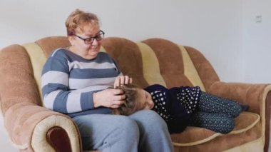 Son sınıf öğrencisi bir kadın ve torununun el ele tutuşup el ele tutuşup özel bir aşk ve bağ anlarını paylaşırken çekilmiş yürek ısıtan bir fotoğraf.