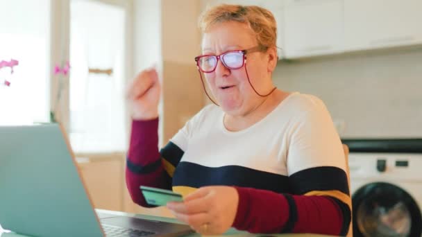 Nadwaga Seniora Korzystającego Zakupów Online Kartą Kredytową Laptopie Dużym Uśmiechem — Wideo stockowe