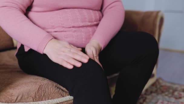 Close Den Tunge Byrde Ben Smerter Alderen Kvinder Kæmper Hjemme – Stock-video