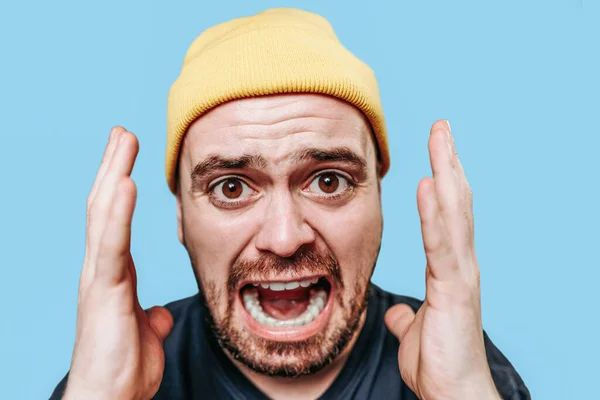 Portrait Shot Screaming Man His Face Twisted Grimace Looks Directly — Stockfoto