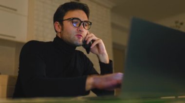 Gece geç saatlere kadar akıllı telefondan konuşan, ödevlerini tamamlamak için laptopunu kullanan ve teslim tarihlerini kendi evinin rahatlığıyla karşılayan çalışkan bir serbest çalışan..