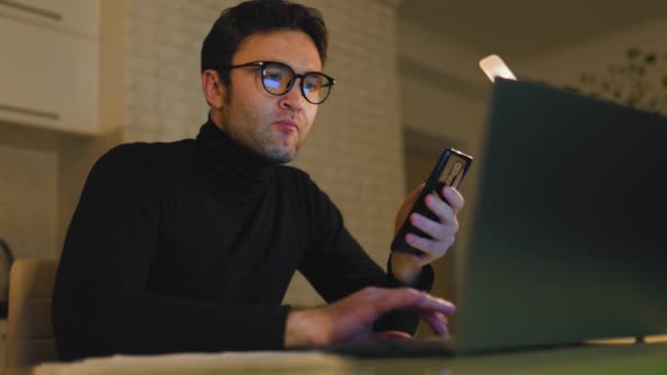 Online Retail Therapy Mužský Nakupující Uvolní Doma Nosí Brýle Prohlíží — Stock video