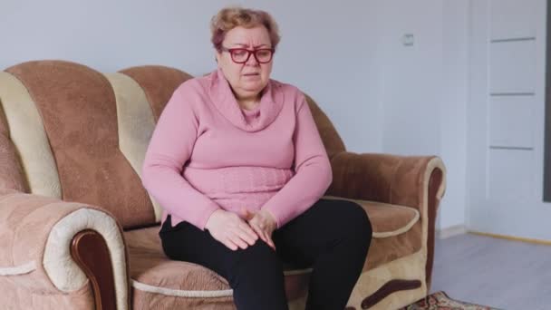 Pokonywanie Bólu Nóg Starsza Kobieta Podróż Domu Starsza Kobieta Doświadcza — Wideo stockowe