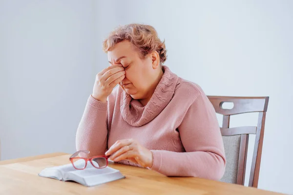 Depressieve Oudere Vrouw Thuis Worstelt Met Oogpijn Tijdens Het Lezen — Stockfoto