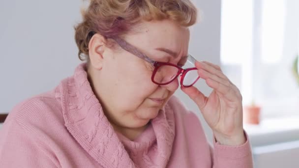 Старуха Дома Страдает Головной Боли Печали Читая Книгу Пожилая Женщина — стоковое видео