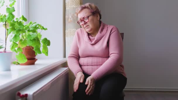 Bolesna Walka Kobieta Nadwagą Cierpi Bólem Nóg Domu Starsza Kobieta — Wideo stockowe