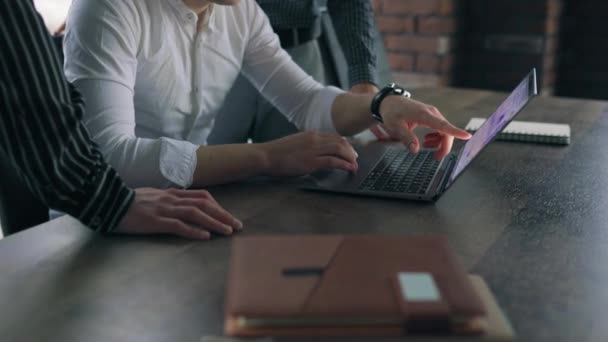Close Homem Mãos Digitando Laptop Cercado Por Muitas Outras Mãos — Vídeo de Stock