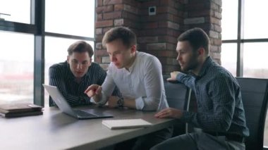Ofis ortamındaki genç profesyoneller dizüstü bilgisayarlarında gördüklerine hayret ediyorlar. Üç adam çalışmaktan bunalmış görünüyor, ama buldukları bilgilerle büyülenmişler..