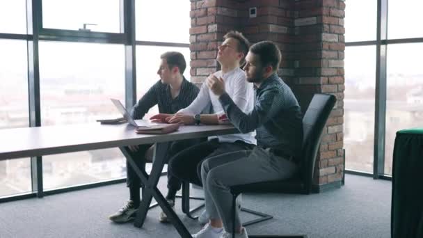 Drei Junge Büroangestellte Blicken Nach Einem Fehlschlag Enttäuscht Auf Ihren — Stockvideo