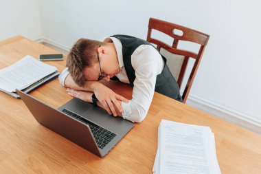 Bir işçi, ofis ortamının yorgunluğu ve stresinden kurtulmak için gözlerini kapatıp dinlenir. Uyku Devrimi İş Yeri 'ni Nasıl Şekillendiriyor