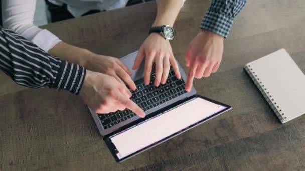 Κοντινό Πλάνο Ενός Άνδρα Χέρια Πληκτρολογώντας Ένα Πληκτρολόγιο Laptop Ένα — Αρχείο Βίντεο