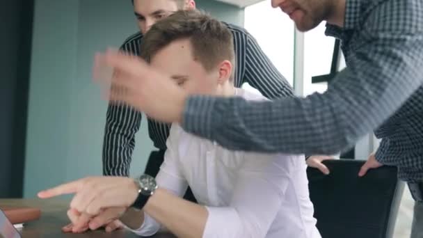 Erfolgreiche Gruppe Junger Männlicher Kollegen Die Büro Mit Laptops Arbeiten — Stockvideo