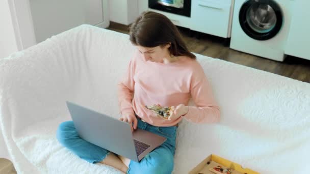 Een Jonge Vrouw Multitaskt Door Haar Laptop Werken Pizza Eten — Stockvideo