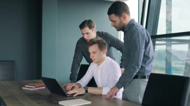 Berufstätige Nutzen Ihren Laptop Einem Büroumfeld Geschäfte Tätigen Ein Geschäftsmann — Stockvideo