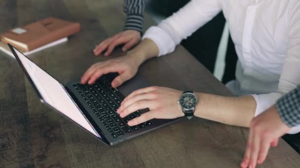 Close Homem Mãos Teclado Laptop Ambiente Escritório Cercado Por Muitas — Vídeo de Stock